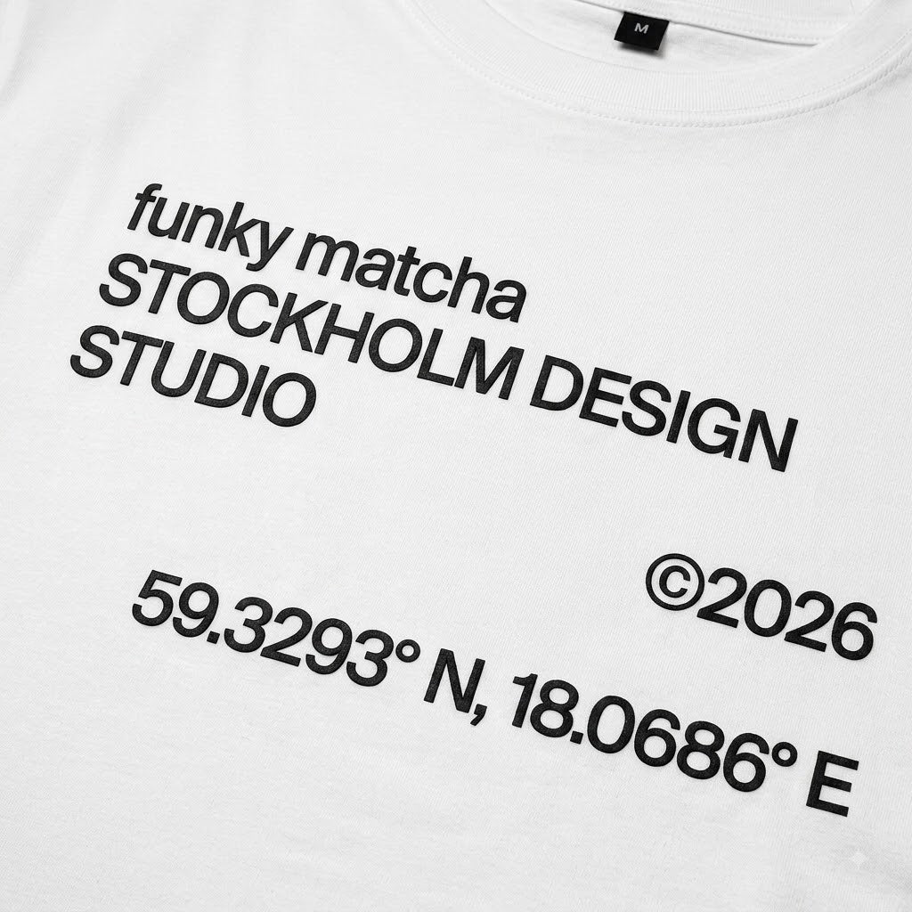 Funky Matcha Stockholm Design Studio T-Shirt — Schwarzer Boxy Fit, Silberner reflektierender Druck (Unisex)